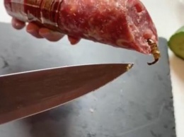 Колбаса с живым сюрпризом: женщина за 300 гривен купила червей