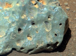 Марсоход Perseverance нашел на Красной планете зеленый камень с дырками как в сыре