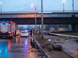 В Днепре под Южным мостом BMW влетел в столб: пострадал мужчина