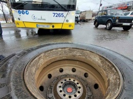 В Мариуполе у грузовика оторвалось колесо, покатилось по дороге и врезалось в автобус, - ФОТО