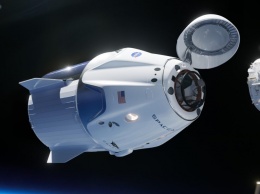 Астронавты NASA переместили корабль Crew Dragon с одного стыковочного порта МКС в другой