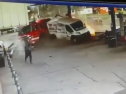 В Детройте пожарная машина протаранила автозаправку и снесла бензоколонку (ВИДЕО)