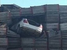 В Новой Зеландии авто, удирая от копов, взлетело на 10 метров и врезалось в ящики. Видео