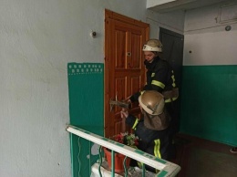 Под Харьковом спасатели взламывали дверь, чтобы медики смогли помочь пациентке, - ФОТО