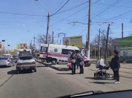 ДТП в Лузановке: "скорая" вылетела на остановку и трамвайные рельсы