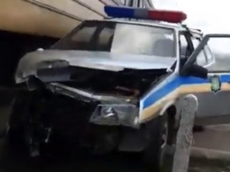 Жуть: пригородный поезд "Днепр-Кривой Рог" столкнулся с машиной полиции (видео)