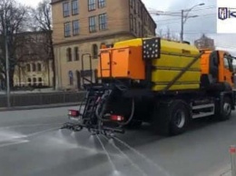 Киевские дороги круглосуточно моют шампунем