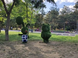 Для настроения: в парке Трудовой Славы устанавливают травяные скульптуры