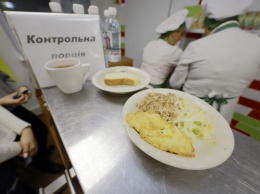 Меньше сахара и хлеба: как изменится школьное питание в Украине