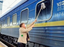Стыдно: датчанин отмыл окно в вагоне поезда "Киев - Измаил"