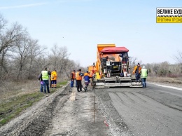 Под Каменским ремонтируют трассу