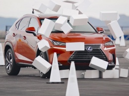 Видео: Lexus за 4.6 секунды отучивает водителей от опасной привычки