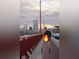 Фото дня: в Днепре на Новом мосту снова разделась женщина