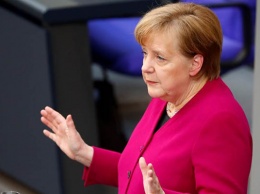 Меркель в разговоре с Путиным потребовал отвести войска от границы с Украиной