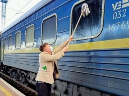 Датский журналист рассказал, как решился помыть окно поезда "Укрзализныци"