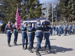На Харьковщине попрощались с бойцом 92-й бригады, погибший под Золотым
