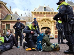 В Нидерландах разогнали климатическую акцию протеста, десятки арестованных