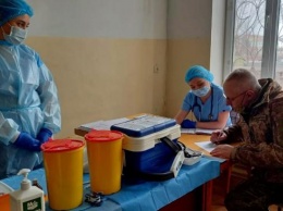 Хомчак вакцинировался от COVID-19 на Донбассе (ФОТО)