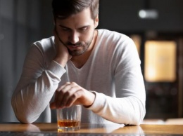 "Не так безобиден, как кажется": психиатр-нарколог назвал самый вредный алкоголь