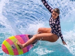 Австралийская серфингистка продает интимные фото