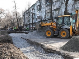 Наводят порядок: в Запорожье благоустраивают территорию возле Аллеи Роз