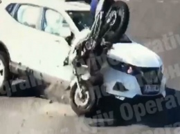 Серьезное ДТП в Киеве: мотоциклист врезался во внедорожник, видео