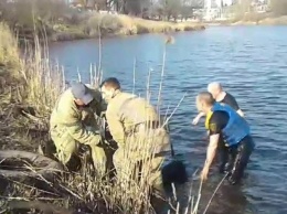 В Харькове сотрудники ГСЧС спасли 55-летнюю женщину, которая тонула в сточных водах