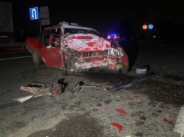 Авария на трассе под Кривым Рогом: фура врезалась в легковушку, три человека в больнице