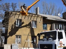 ГСЧС помогают восстанавливать поврежденные дома в зоне ООС