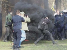 Годовщину Смоленской катастрофы в Варшаве "отметили" столкновениями граждан