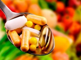 Врачи назвали витамины, которые опасно принимать без назначения