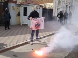 Под консульством России - акция протеста (видео)