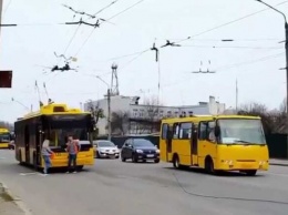Обрыв троллейбусной линии на Браилках: когда восстановят движение
