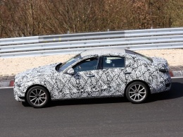 Прототип Mercedes-AMG C63 демонстрирует широкие арки колес на видео