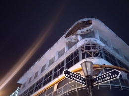 Опасно ходить: в центре Одессы частично обрушился фасад здания