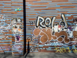 Как новенький: волонтеры отчистили от граффити Дом художника