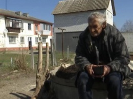 Сожительница выгнала из дома: под Киевом пенсионер обустроился в железной будке