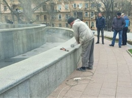 Недолго любовались: вандалы повредили красивейший фонтан Одессы