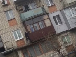 "Лез к успеху": в Харькове мужчина рухнул с балкона (видео)