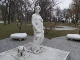 Не прошло и года: памятник орлу Данте Алигьери в Киеве наконец-то восстановят