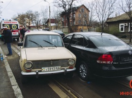 В Днепре на Грушевского столкнулись Volkswagen и ВАЗ: мужчину забрала скорая