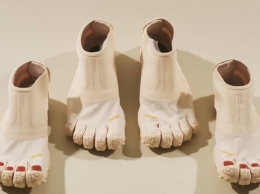 В Японии создали ботинки с пальцами и педикюром