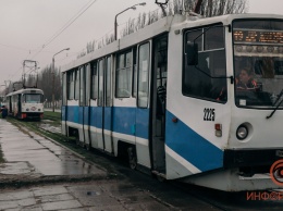 В Днепре на Донецком шоссе женщина выпала из вагона трамвая