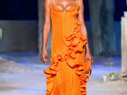 Ода оптимизму: оранжевые платья в коллекциях весна-лето 2021