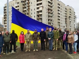 В Авдеевке на въезде со стороны Донецка установили флаг Украины