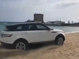 Поездка по пляжу на машине обернулась для водителя штрафом (ВИДЕО)