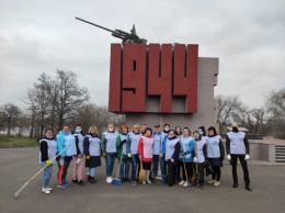 Команда Александра Вилкула в рамках подготовки к празднованию Дня Победы навела порядок у памятника защитникам плотины КРЭС в Покровском районе