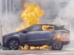 Китайский электромобиль загорелся при зарядке