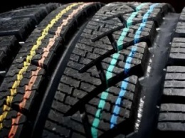 Что означают загадочные цветные полоски на автомобильных шинах