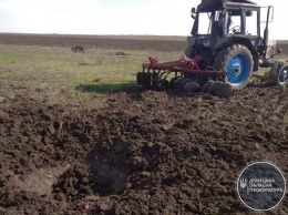 В Донецкой области подорвался тракторист